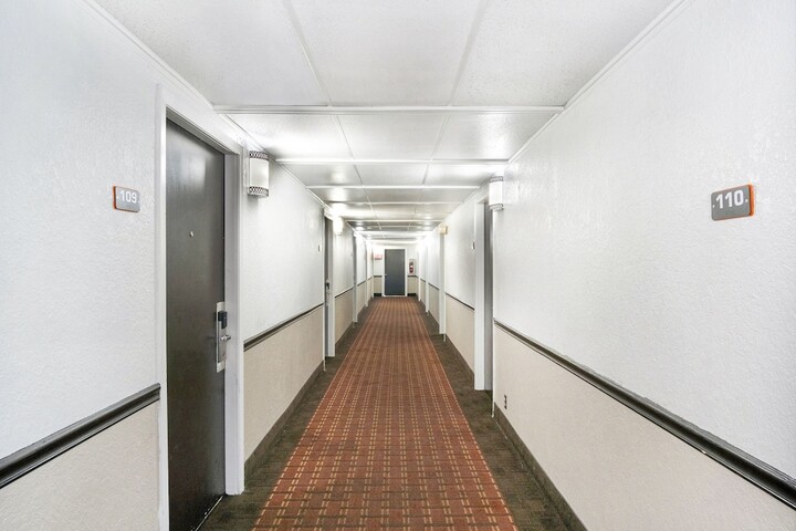Ballroom/Hall 17 of 18