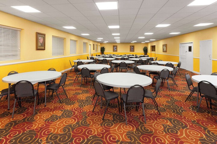Days Inn by Wyndham Shelby