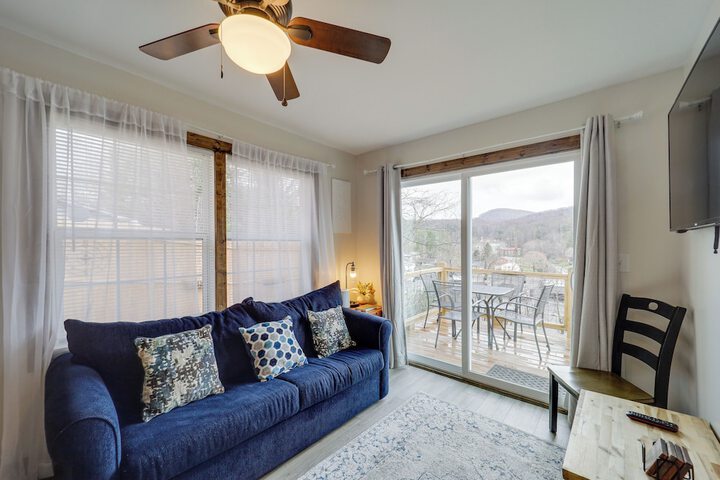 Hilltop Hideaway w / Scenic Views & Hot Tub!