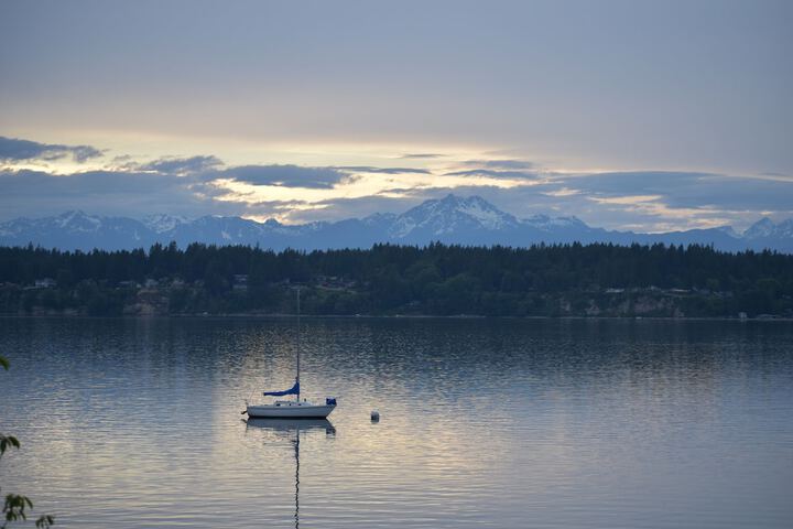 PNW MCM 155ft Private Waterfront Gem on Raft Island w / Hot Tub 3 Bedroom Home by RedAwning