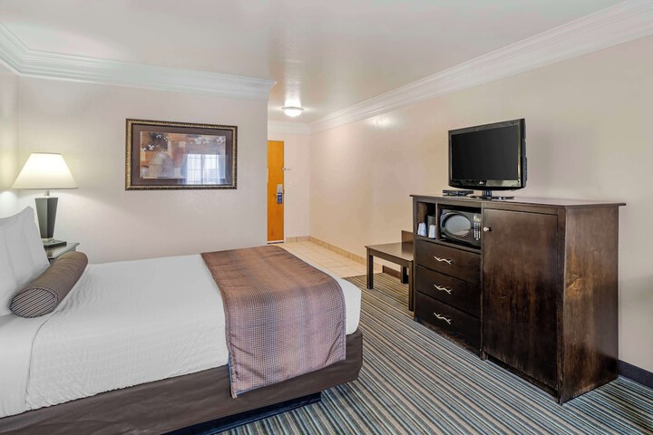 Room 11 of 30