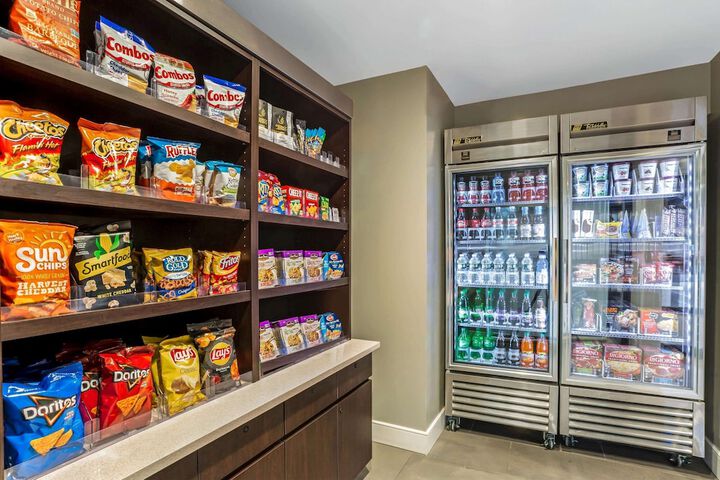La Quinta Inn & Suites by Wyndham Hartford - Bradley Airport
