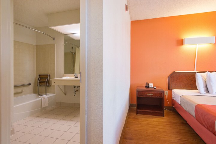 Room 14 of 39