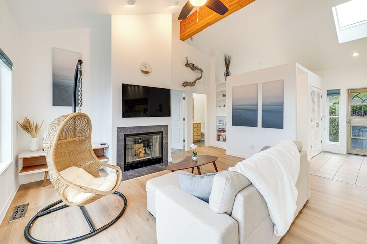 Lovely Rockaway Beach Home w / Pacific Ocean Views!