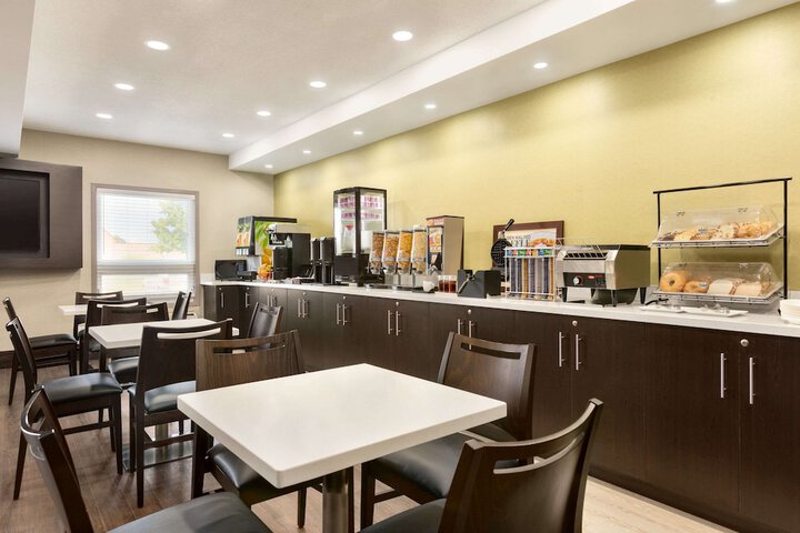 Super 8 by Wyndham Ajax / Toronto On