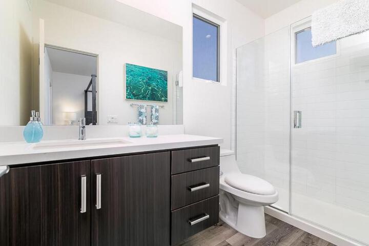 Ocean View 3 Bedrooms Condo just steps from the park, pier & water!