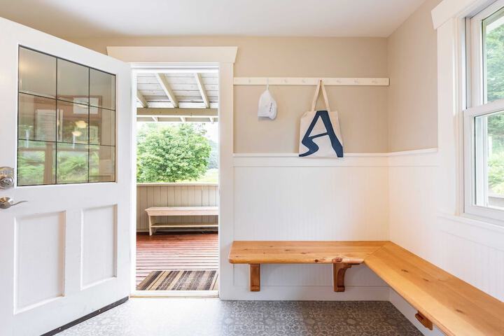 Private Beach Access + Water Views! Sleeps 18 Historic 6bdr Farmhouse w / Deck