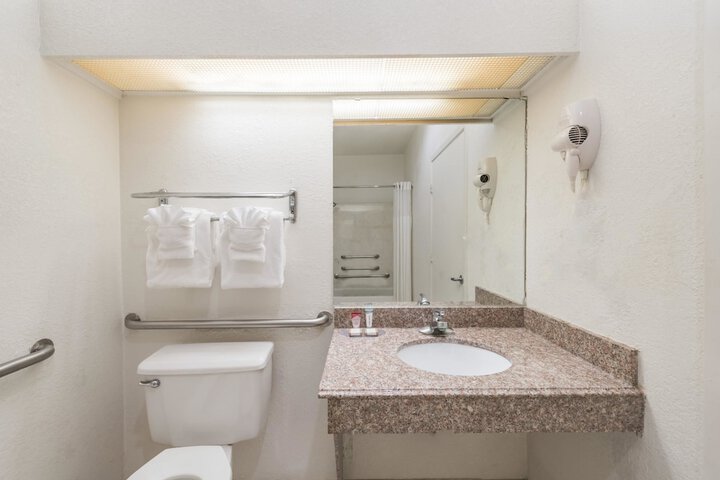 Room 6 of 16