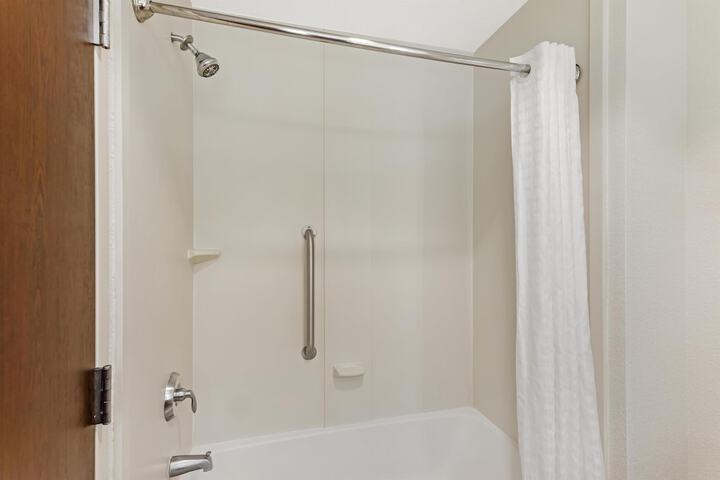 Best Western Plus Chain of Lakes Inn & Suites