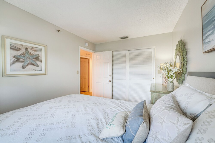 Beachfront Redington Shores Condo w / Pool!