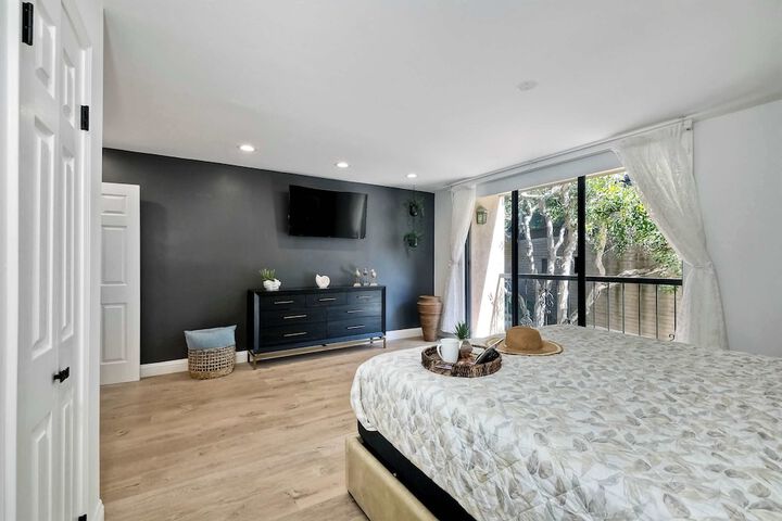 Solana Sunset Stunning Beachside Retreat for 4!