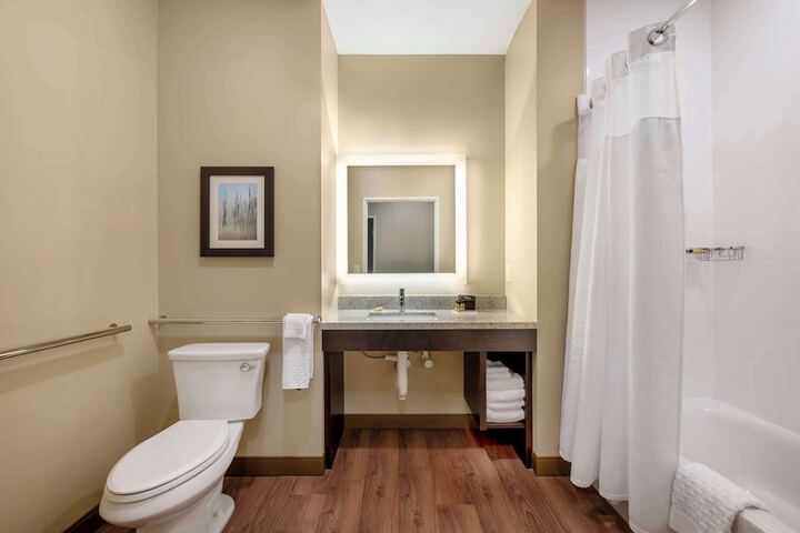 Best Western Plus Lakeview Hotel