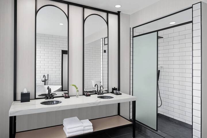 Glass Light Hotel & Gallery Autograph Collection