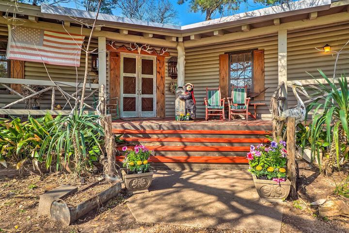 Lodge on Lake Siesta: Spacious La Grange Retreat!