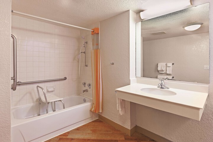 Room 21 of 27