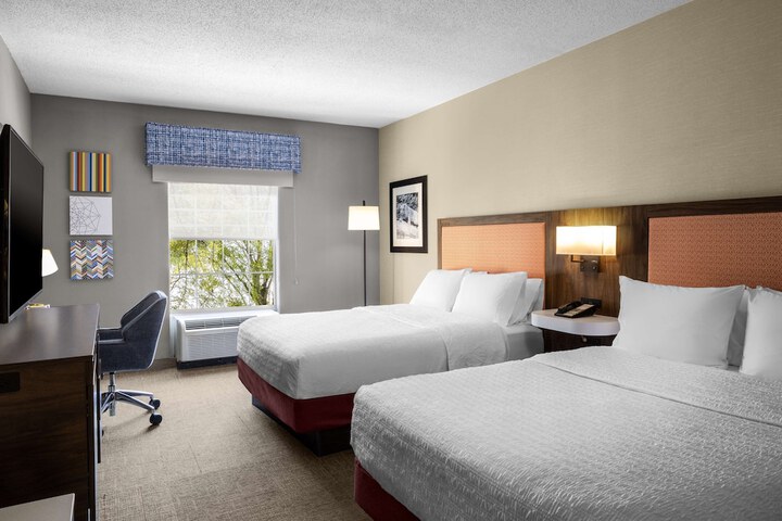 Hampton Inn & Suites State College at Williamsburg Square