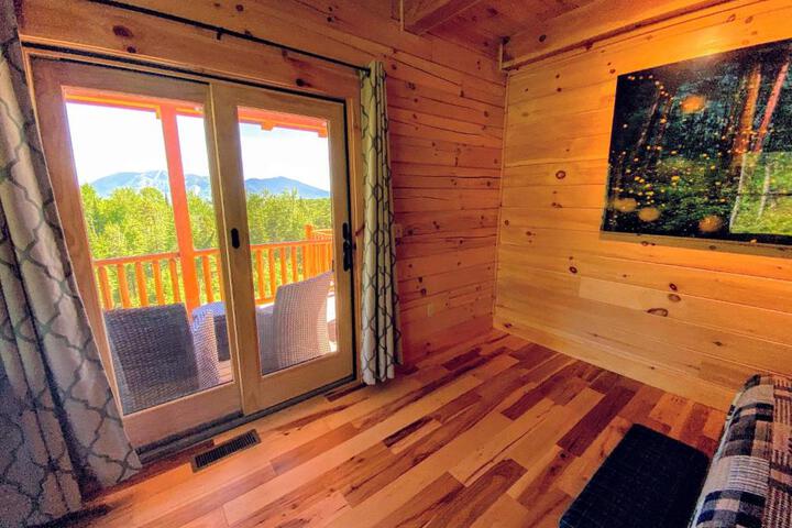 UV Log home with direct Cannon Mountain views Minutes to attractions Fireplace Pool Table AC