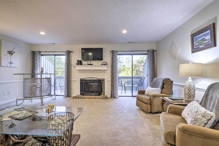 Modern Townhome w / Deck & Golf Course Views!
