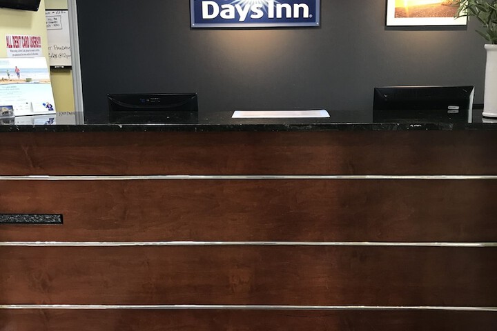 Days Inn & Suites by Wyndham Savannah North I-95