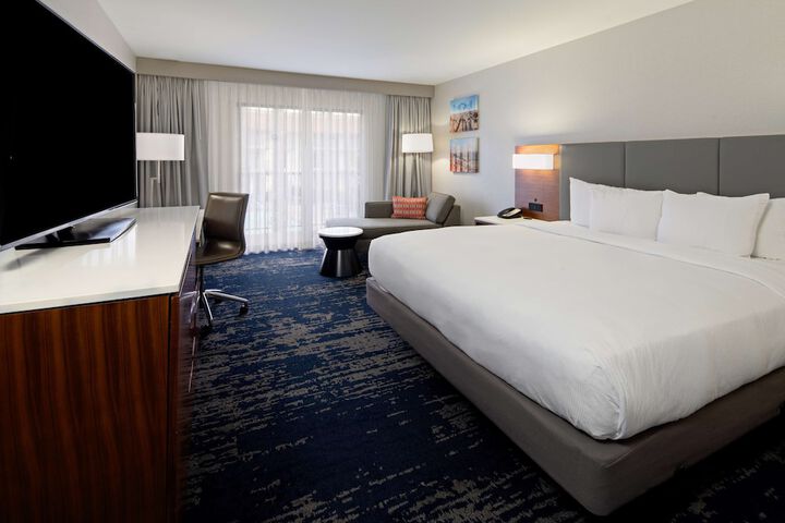 DoubleTree by Hilton Hotel Bakersfield