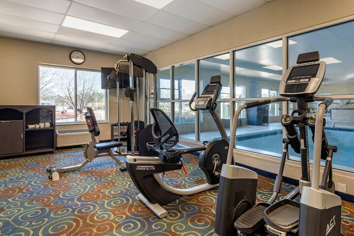 Comfort Inn & Suites near Six Flags