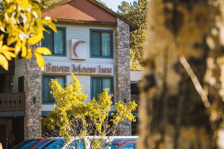 Silver Moon Inn