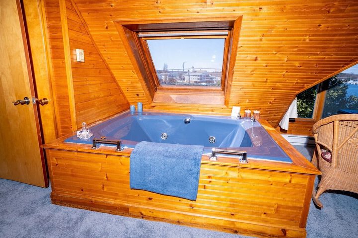 Hot Tub 36 of 39