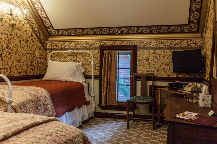 Room 33 of 223
