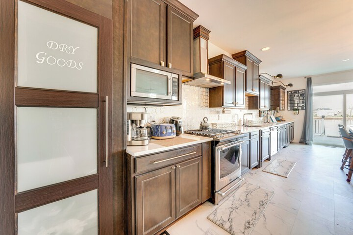 Spacious Waterfront Yorkville Getaway w / Yard