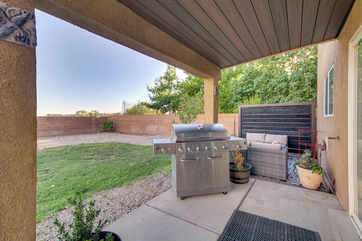 Chic New Mexico Retreat w / Patio Grill & Fire Pit