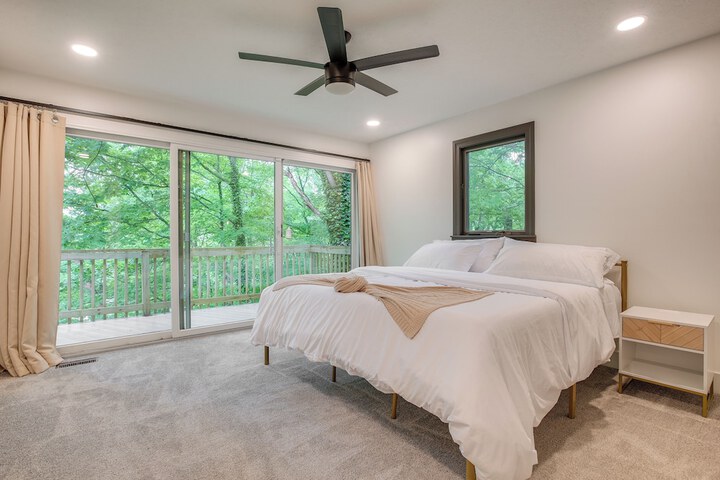 Spacious Riverfront Delaware Home w / Views
