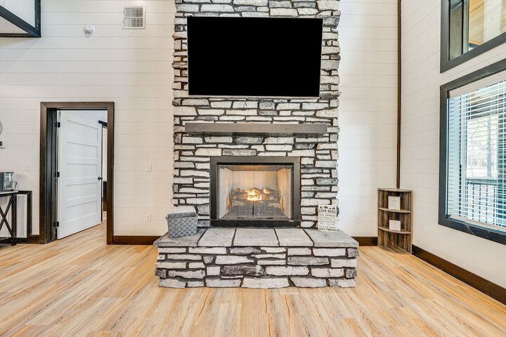 Near New Casino: Broken Bow Cabin w / Hot Tub
