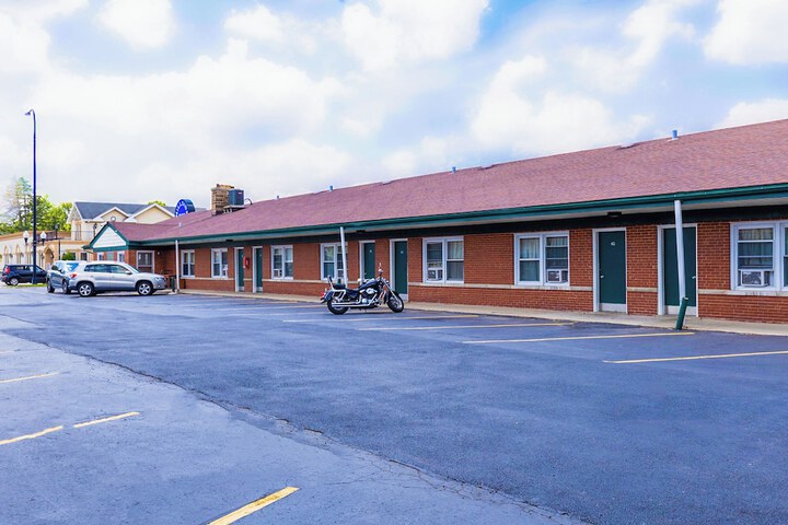 Manor Motel by OYO Near Oak Brook / Chicago Westchester