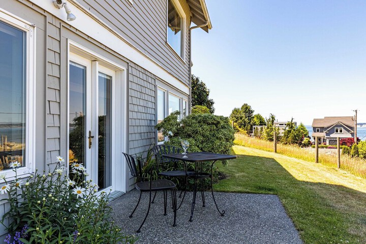 Private Beach Access + Water Views! Sleeps 18 Historic 6bdr Farmhouse w / Deck