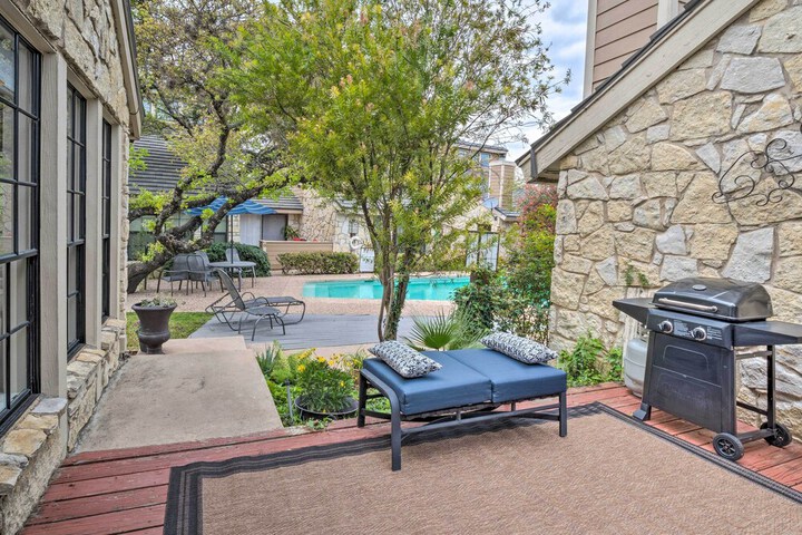 Horseshoe Bay Townhome w / Patio & Outdoor Pool!