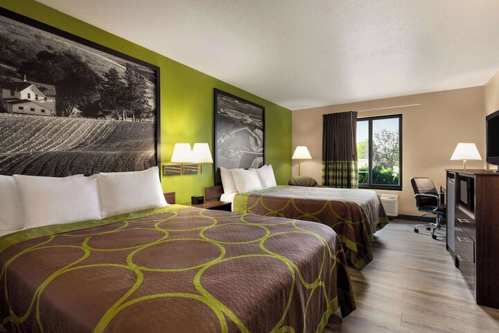 Super 8 by Wyndham Germantown / Milwaukee
