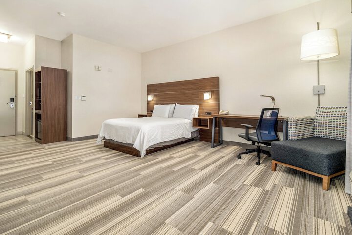 Room 204 of 348