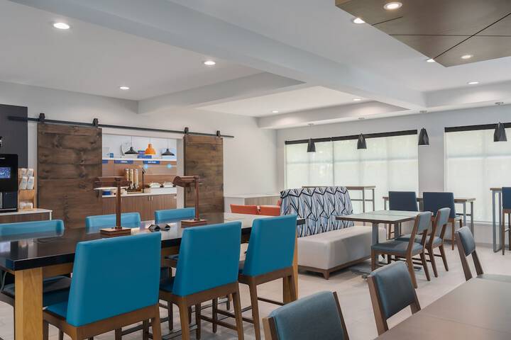 Holiday Inn Express & Suites Alexandria by IHG