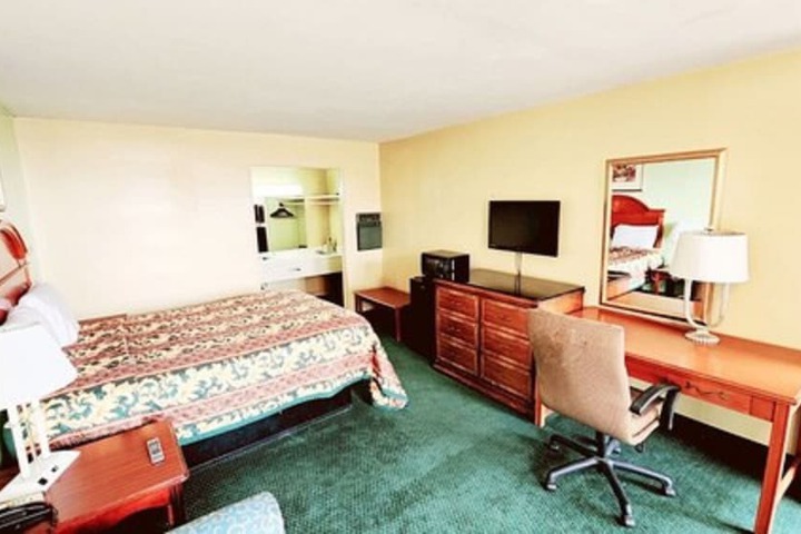 Room 6 of 13