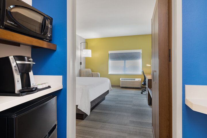 Room 28 of 60