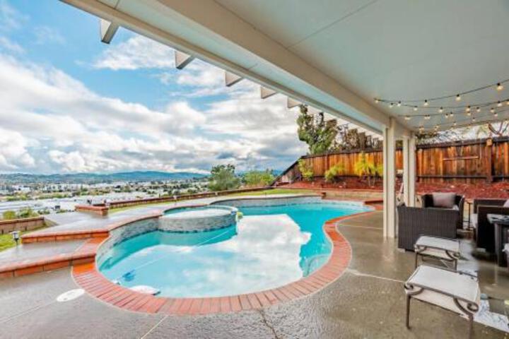 Luxurious 5B4B Home with Pool and View