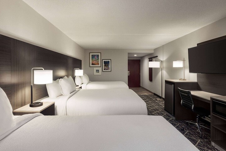 La Quinta Inn & Suites by Wyndham Lake George