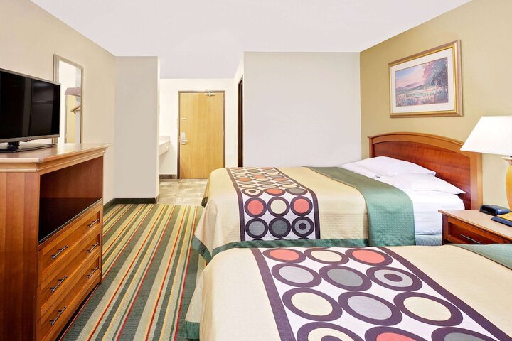 Super 8 by Wyndham Mt. Pleasant