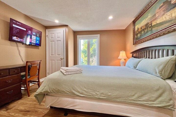 Cozy Home Near Transit & Hillcrest Mall with Free Parking