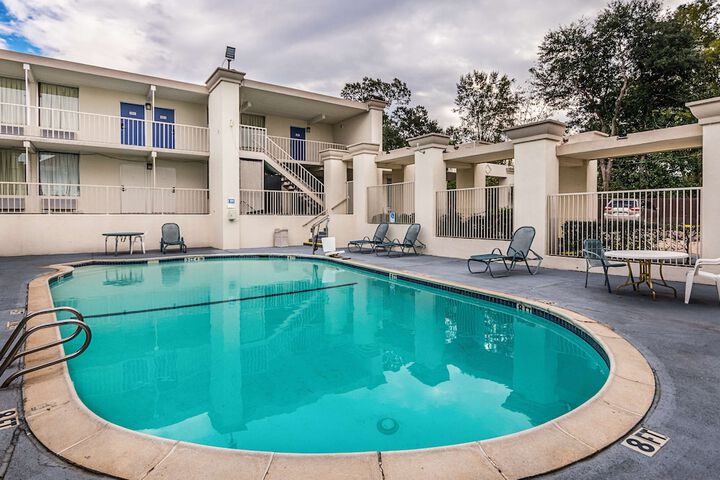 Motel 6 Cleveland TX