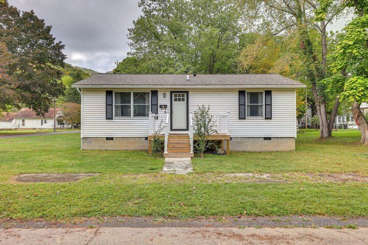 Greenbrier River Retreat w / Deck - Steps to Trail!