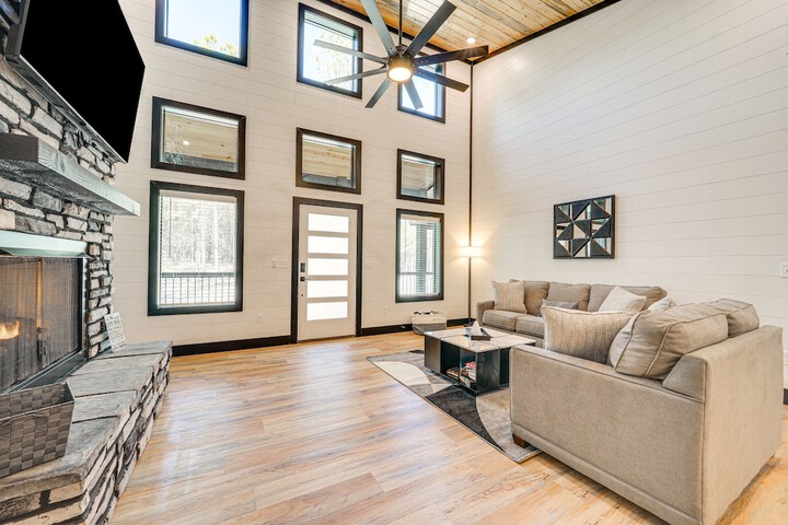 Near New Casino: Broken Bow Cabin w / Hot Tub