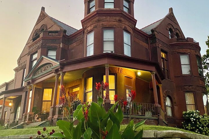 Vineyard Mansion & Carriage House Bed & Breakfast