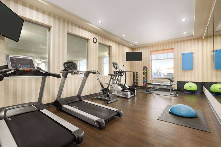 Days Inn & Suites by Wyndham Edmonton Airport