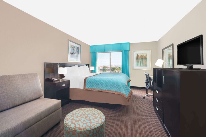 Room 13 of 32